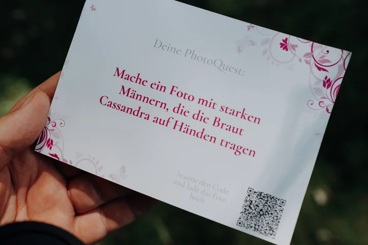 Karten an Gäste verteilen